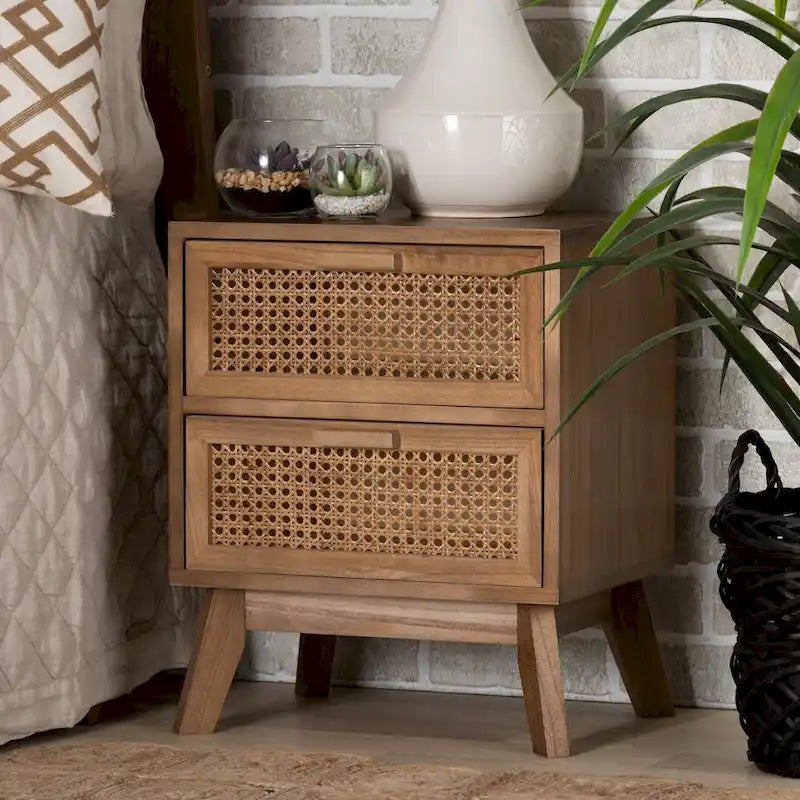 Table de chevet à 2 tiroirs en bois au fini brun noyer, style moderne du milieu du siècle, avec rotin