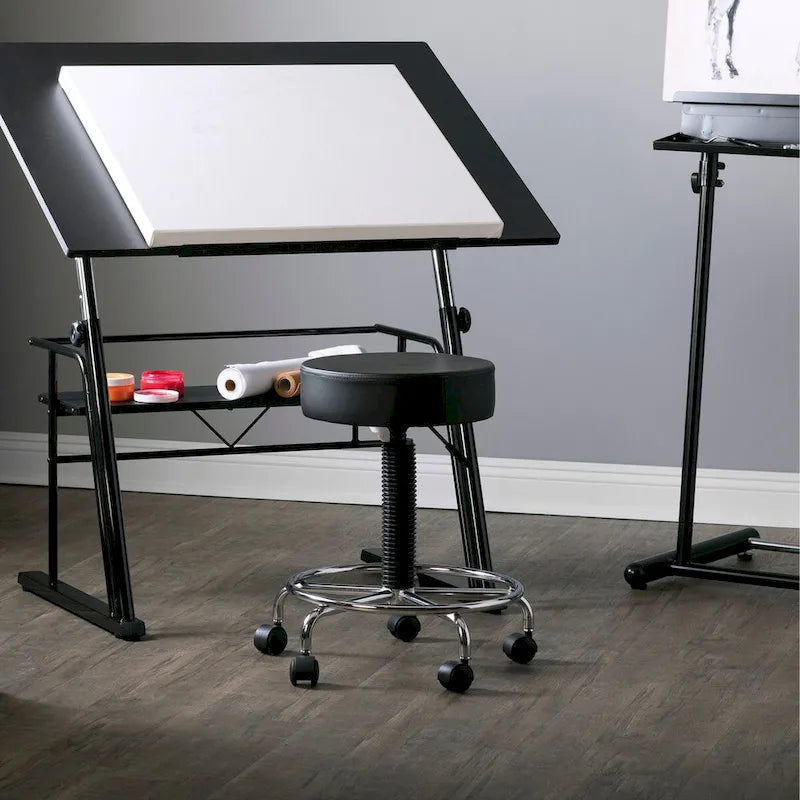 Tabouret rembourré, sur roulettes, réglable en hauteur avec repose-pieds